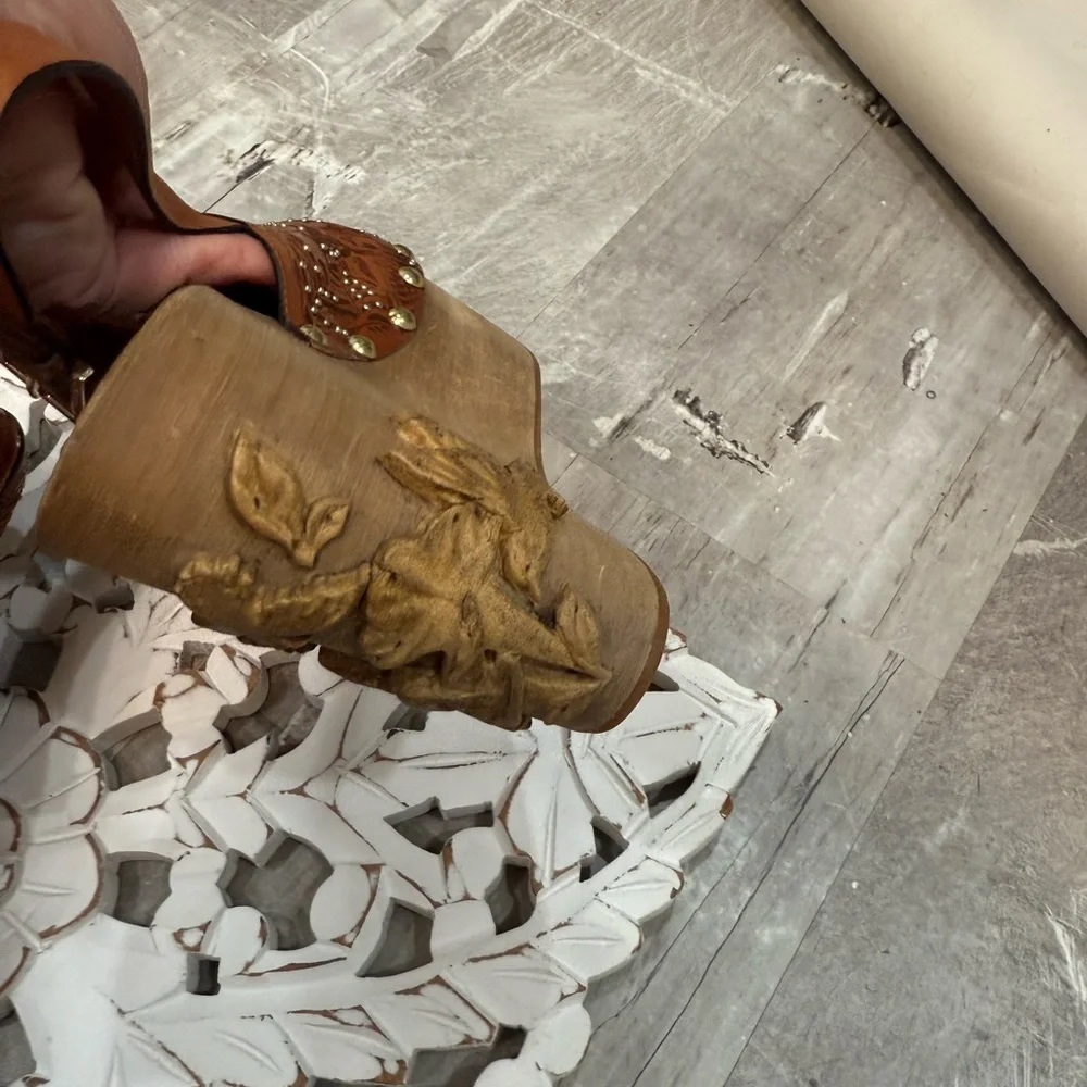 Vintage studded Valentino RED carved wooden Platform mules size 7 38 leather - Picture 3 of 5